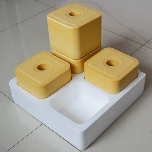 Молочные коровы облизывают кирпичи и облизывают крупный рогатый скот с золотистыми стадами и добавить кирпичи, чтобы добавить соляный кирпичный элемент анти -аунт беременности.