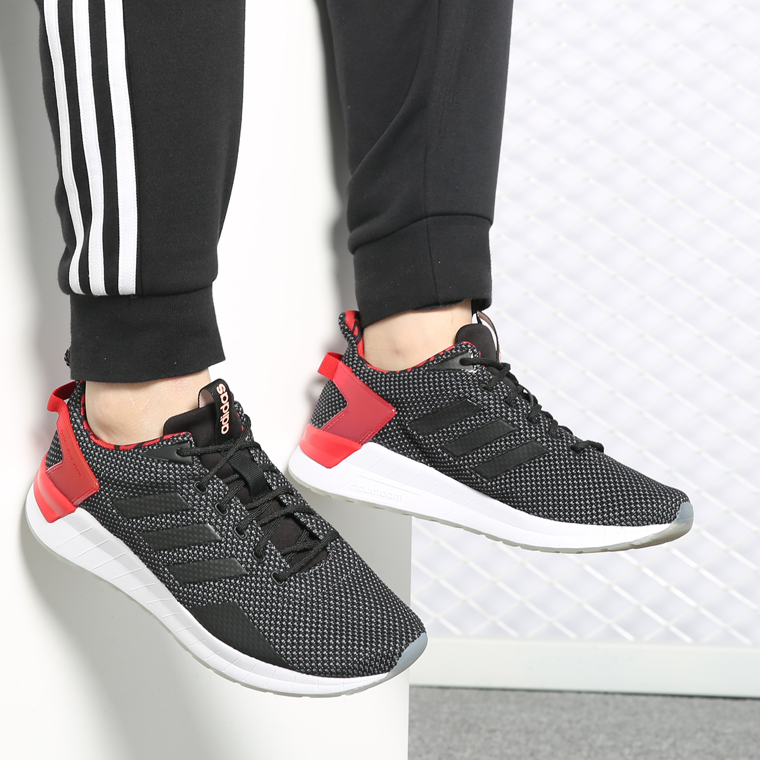 Adidas/阿迪达斯正品男女同款 春季新款运动休闲跑步鞋 F37008 - 图1