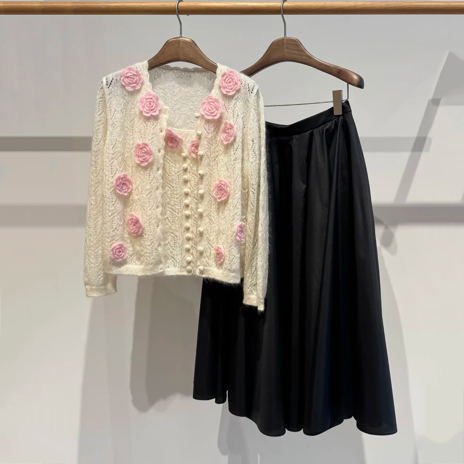 深圳南油高端女装2026春新款减龄立体花朵吊带针织开衫上衣两件套,淘宝优惠券,粉丝福利购,淘宝优惠卷