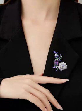 气质轻奢设计感胸针西装配饰山茶花造型水钻黄色宝石高档花朵别针
