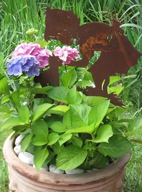 和小狗互动小女孩温馨氛