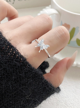 韩系渐变浅蓝水晶蝴蝶戒指小众感精致锆石百搭通勤开口手饰女