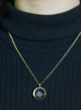 钛钢手工镶嵌天然陨石切片的吊坠