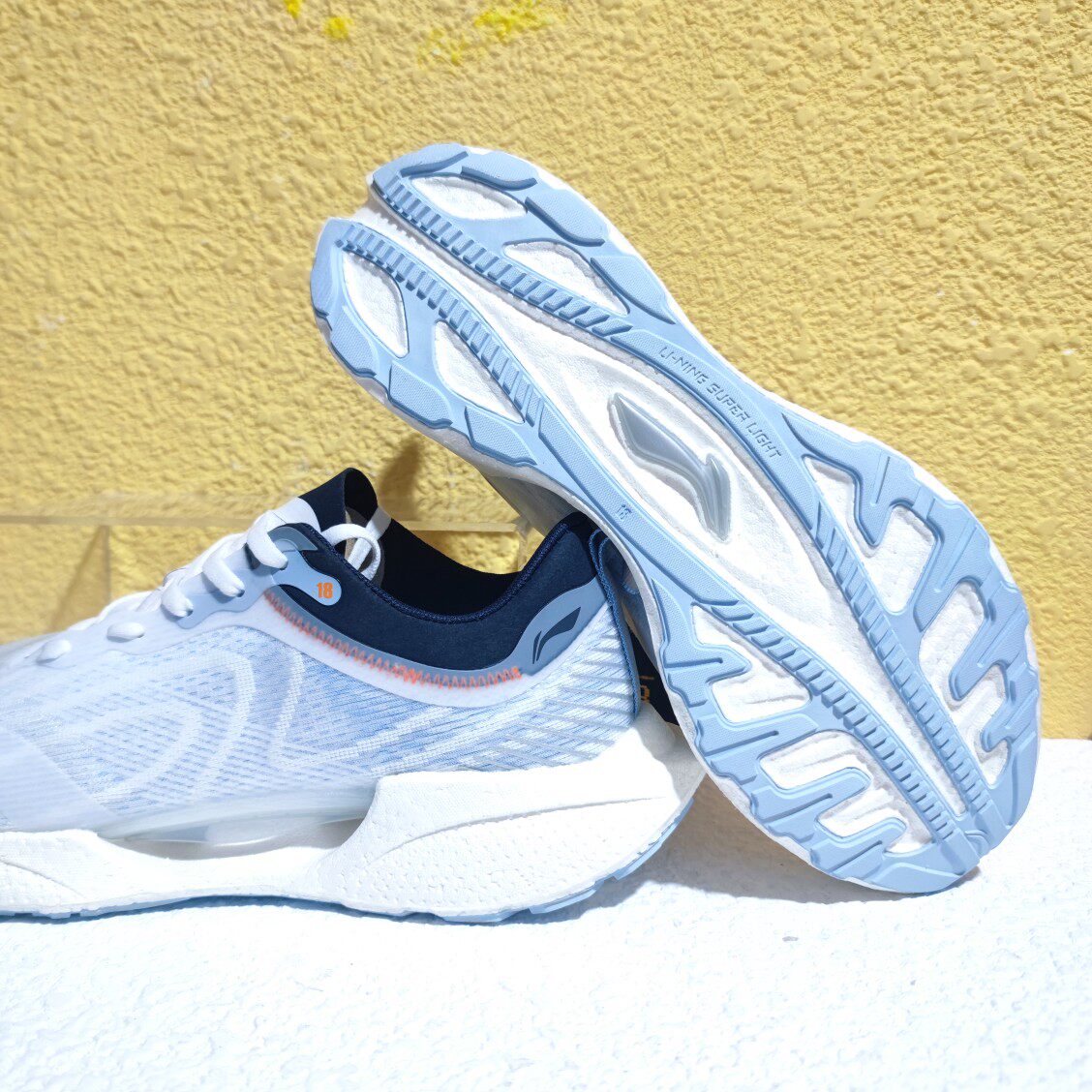 lining李宁 䨻 超轻18 轻弹专业跑步鞋 白蓝 黑色