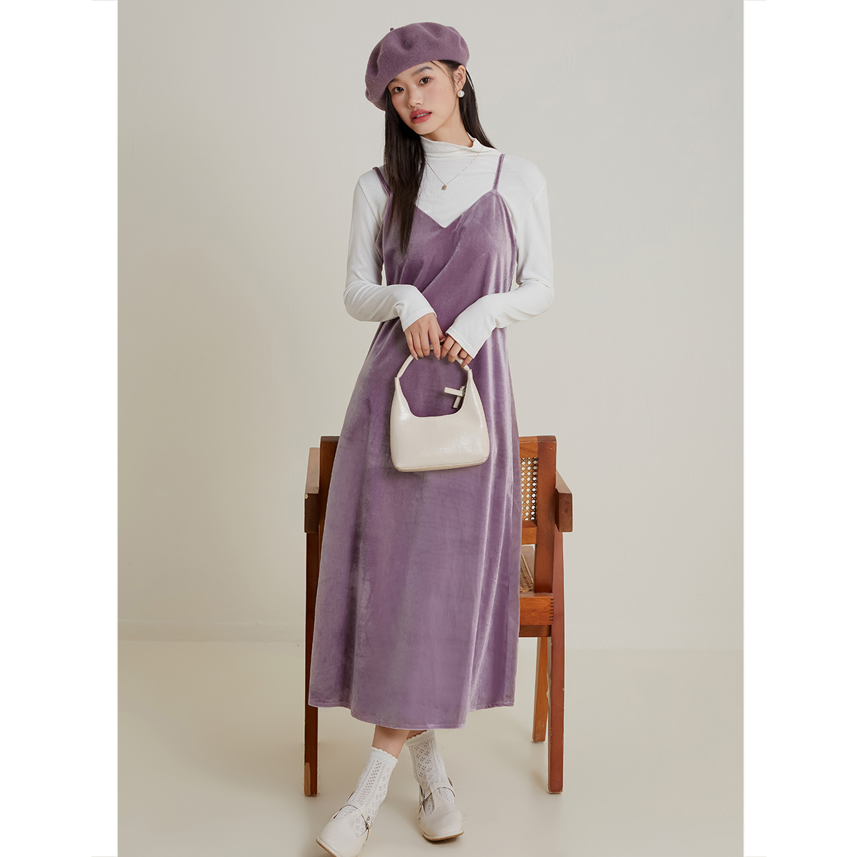 弥古紫色丝绒吊带连衣裙2023新款女秋冬法式v领背带裙高级感长裙