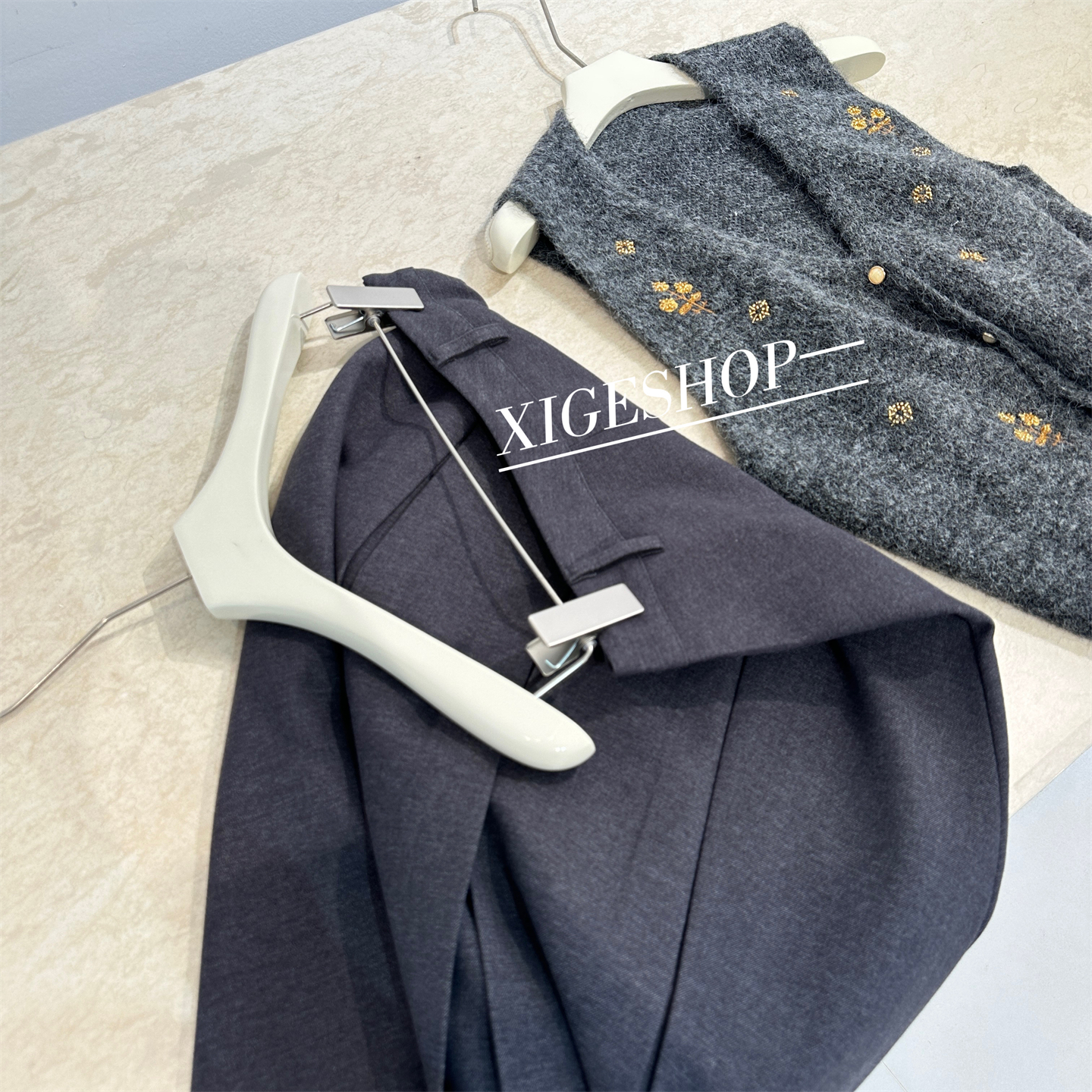 小众轻奢钉珠复古V领针织马甲女叠穿外搭设计感宽松马夹上衣秋冬 - 图2