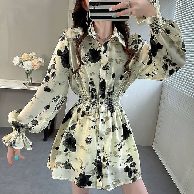 2025 early spring new design pleated elastic waist mid-length top for women with western style printed bell sleeve shirt