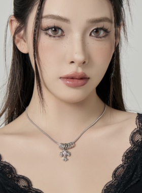 甜酷风气质镶钻十字造型项链