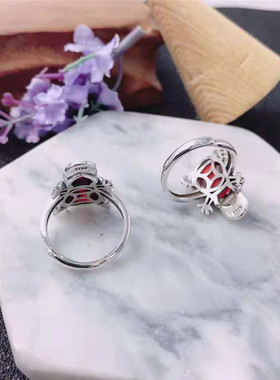 镶嵌招财复古金蟾开口石榴石戒指