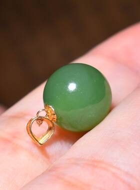 JJ0031214新疆的猫1.5克珠径10mm油润老俄料阳绿色碧玉骨挂坠