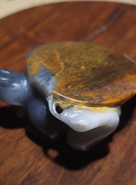 YQ122409 77.3克，油润细腻设计精湛俏色红皮青花籽料玄武把件