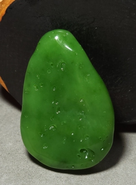 新疆的猫L122002 44.6克，高色调浓艳的苹果绿碧玉喜事连连雕件