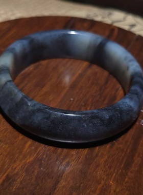 新疆的猫YQ112908 59.5克，内径55mm墨点浓郁肉质细腻青花籽手镯