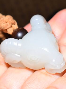 JJ012404新疆的猫30.1克雕刻精细挂褐黄皮白玉籽料苏工领头羊