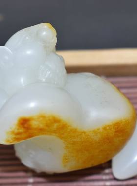 新疆羊脂白玉松鼠手把件