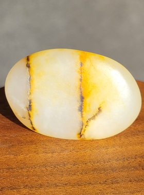 新疆的猫C121804 18.6克两道草叶纹沁美艳感十足的黄白种白玉籽