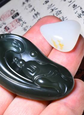 新疆的猫17.9克，玉质到顶的黑青玉籽料“闻道”挂件SBH162