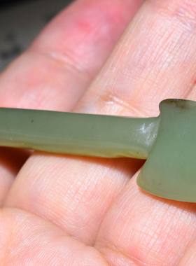 新疆的猫JJ010409 8.8克特别油润细腻的且末青黄口斧头挂件