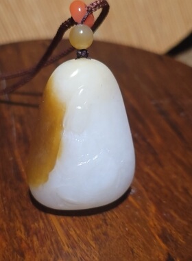 YQ031524  30.8克，和田玉且末糖羊脂白玉观音挂件  新疆的猫