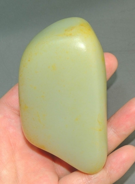 新疆的猫329.6克，一把抓墩子型温润熟糯的高青白玉玩籽ZHANG01