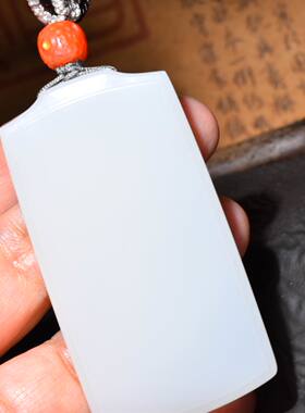 JJ033112新疆的猫64.7克白度浓郁似油糕的和田玉且末羊脂白玉牌