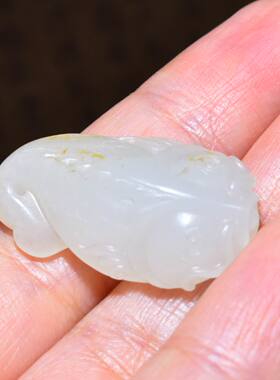 新疆的猫JJ121509  5.4克，散碎黄皮油润细腻的白玉籽料小鱼