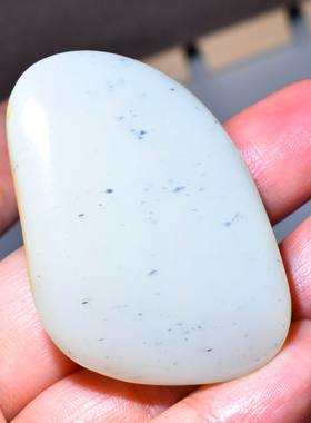 新疆的猫44.0克，细润致密稍有修型墨点均匀的白玉点墨籽CD43