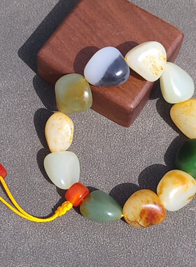 C031105新疆的猫61.4克熟糯色彩丰富料形饱满的多彩籽料原石手链