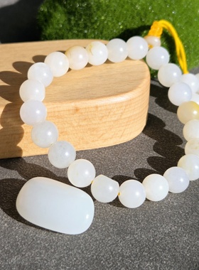 新疆的猫W122405 25.04克，玉色明亮挂艳红皮的油熟白玉籽料手串