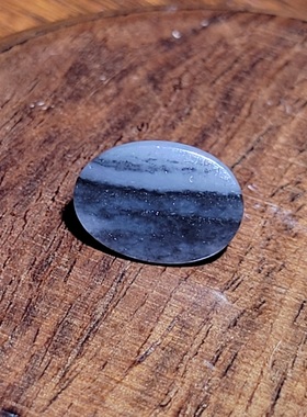 新疆的猫C123105 1.0克，高脂粉天然油半黑半白青花籽料戒面