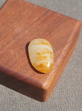 C032703新疆的猫3.6克一口气薄红皮亮白肉小玩籽和田玉