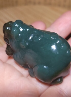 zg032504 新疆的猫69.8克油性极高脂粉浓郁且末青玉带糖貔貅把件