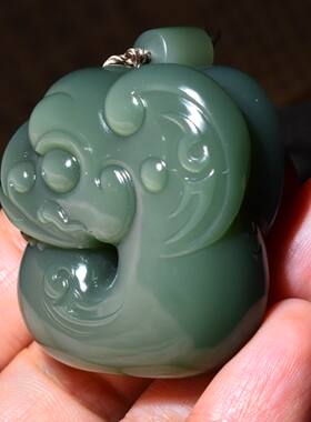 JJ011410新疆的猫57.3克泽舒适冰底起荧光老坑粉青碧玉玉猪龙