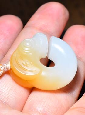 JJ032606新疆的猫13.9克凝糯白油膏细密且末羊脂糖白玉猪龙雕件