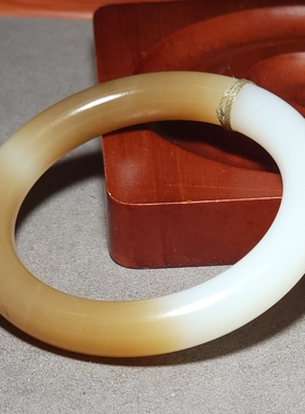 L122306 47.2克，内径53.5mm油性佳且末羊脂白玉带糖圆条手镯