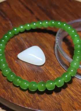 YQ121805 11.2克直径6-5mm冰透色泽鲜美均匀苹果绿碧玉老型珠手链