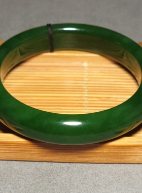 L032706 新疆的猫50.3克内径55mm色调鲜艳质地均匀菠菜绿碧玉手镯