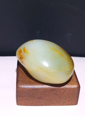 C032503新疆的猫73.4克明亮洒金皮微飘翠色的白玉籽料