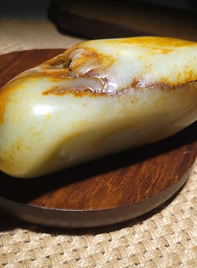 YQ113005  483.0克，老熟挂老结艳红皮的白玉大把件籽 新疆的猫