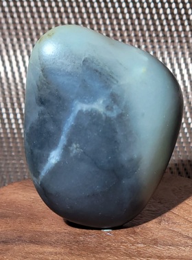 新疆的猫C120104 74.6克，黑皮分明的青花籽料把玩籽