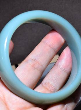 新疆的猫JJ062404 72.4克，内径58mm色调柔腻鸭蛋青碧玉手镯