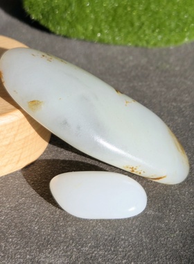 新疆的猫W121905 32.25克，顶老艳红皮三色白玉天然挂件玩籽