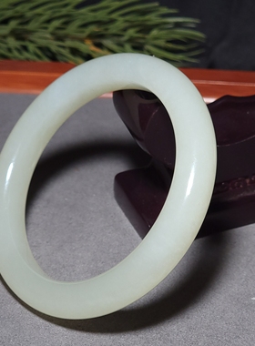 L112906 57.3克，内径59.5mm质感油润色调明亮青海老坑高青白手镯