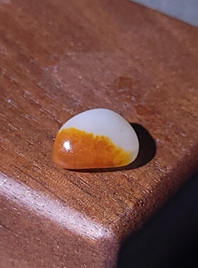 C040203新疆的猫1.0克超美顶熟顶糯红皮白肉戒面籽