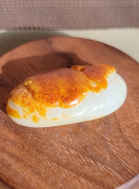 新疆的猫C121001 29.6克，超熟糯油润惊艳绝美的红沁皮巧雕牛挂件