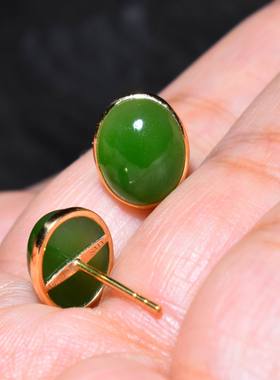 JJ011401新疆的猫1.9克精美的18k金阳绿色碧玉和田玉蛋面耳钉