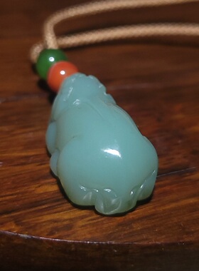 YQ011708新疆的猫9.9克肉质超细荧光效应的的老坑粉青碧玉貔貅