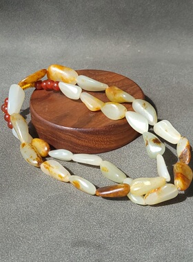 C032502新疆的猫71.7克粒粒真皮色玉质老熟油糯的白玉籽料项链