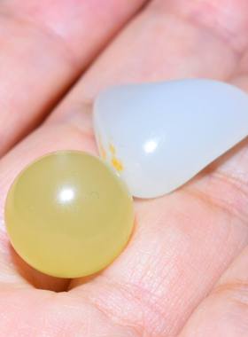 新疆的猫JJ010607  4.6克14.5mm色正均匀青海纯黄口玉大圆珠