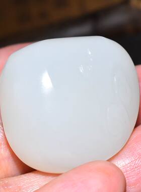 JJ033003新疆的猫23.8克脂粉浓郁造型饱满苏工羊脂白玉籽料佛